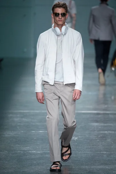 Look 25